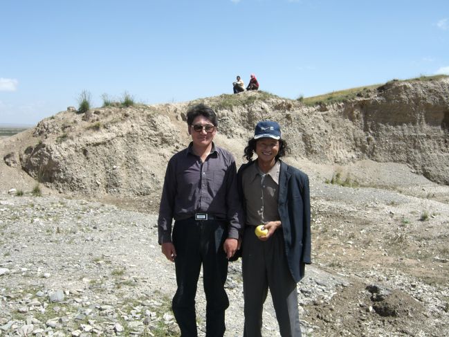  2006:09:05 02:13:02   Tibetian Locals at Buha River measured section - downstream of Tianjum Ter.jpg